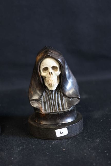 Memento Mori raffigurante un teschio con cappuccio
