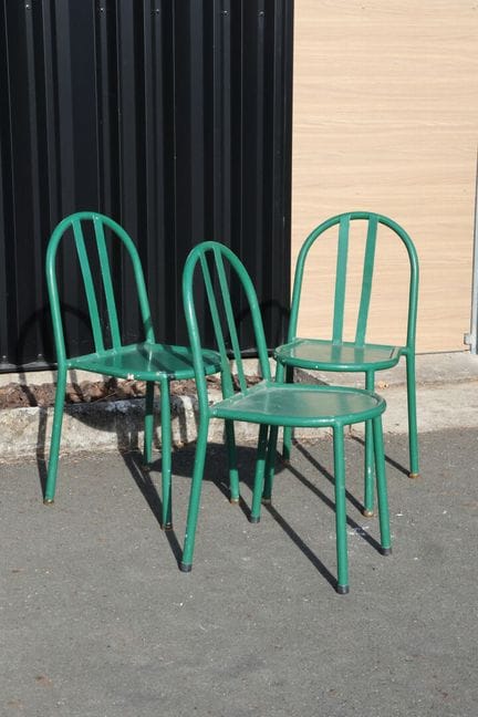 Tre sedie in metallo e legno ridipinte di verde, i