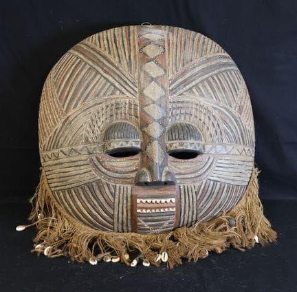 Maschera in legno intagliato e policromo in stile 