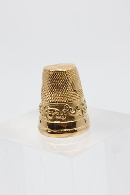 Yellow gold (750/00) thimble engraved with a friez
