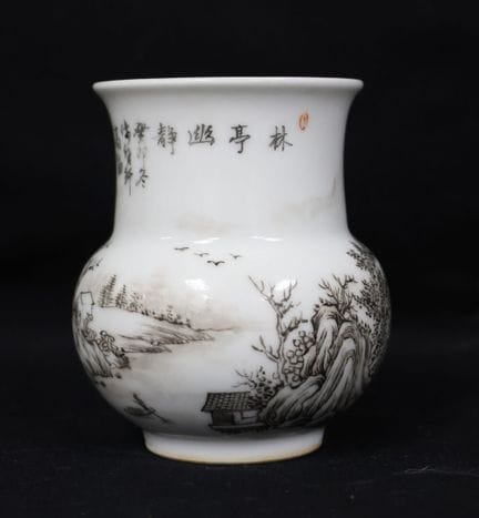 Piccolo vaso in porcellana con decorazioni in gris