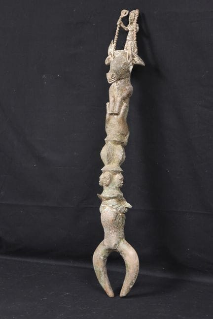 Scettro in bronzo con decorazioni raffiguranti buf