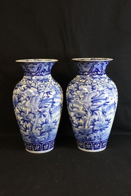 Coppia di vasi in porcellana blu e bianca con deco
