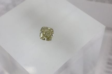 Diamante en papel, talla cojín, color amarillo par
