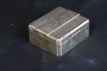 Caja de plata (925/00) cincelada y con el monogram