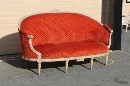 Canapé corbeille en bois peint beige mouluré et sc