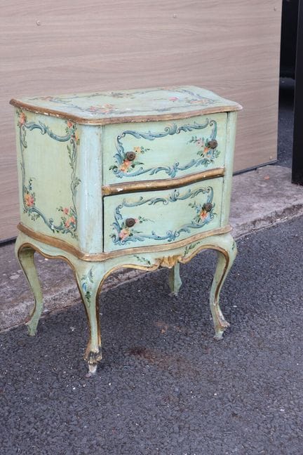 Comodino in legno con decorazioni europee a volute