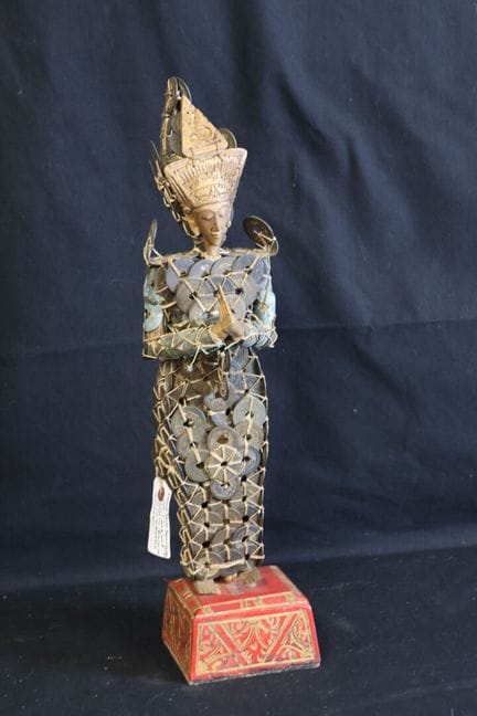 Statuetta portafortuna per il denaro, ricoperta di