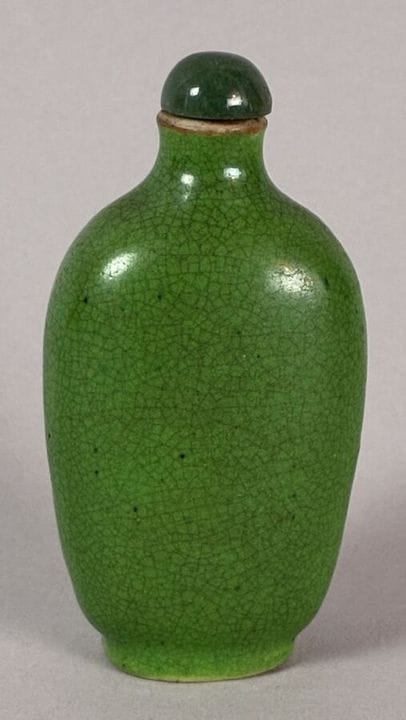 Snuff bottle made of crackled porcelain. China, 20