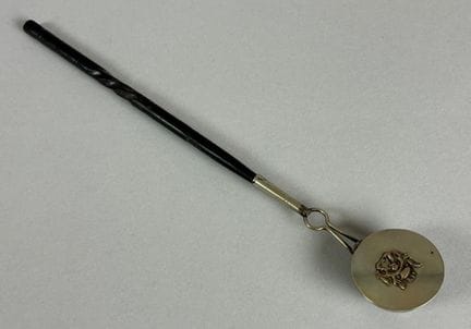 Petite cuillère en métal servant à ramollir l'opiu