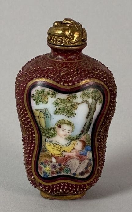 Porcelain snuff bottle with polychrome decoration.