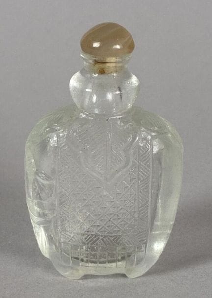 Flacon tabatière en cristal de roche sculpté, Chin