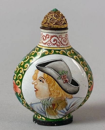 Canton enamel snuff bottle decorated with a woman,