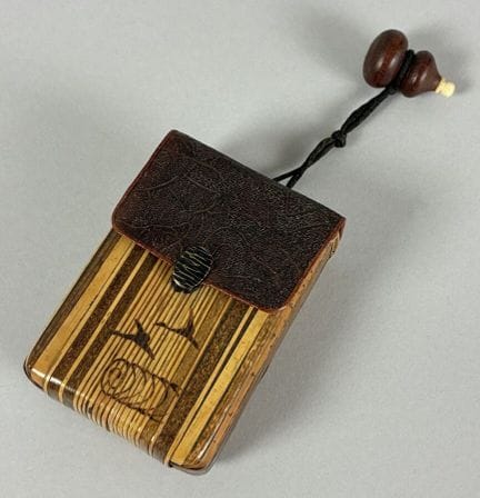 Straw and leather cigarette case. L: 9 x 7 cm. Jap