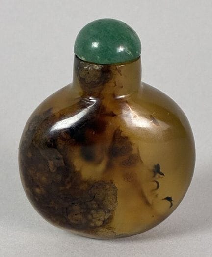 Honey-colored agate snuff bottle. China, 20th cent