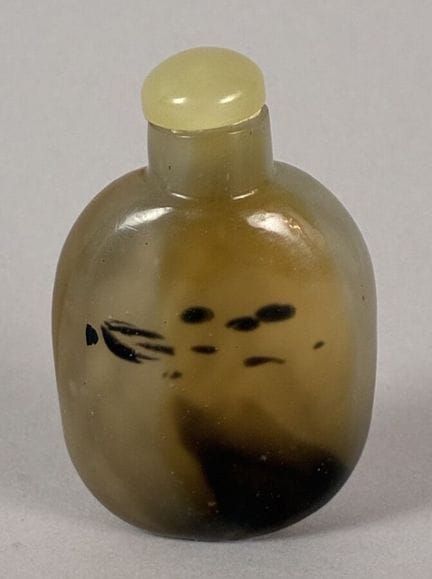 Honey-colored agate snuff bottle. China, 20th cent