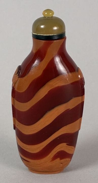 Clear glass snuff bottle with a design imitating b