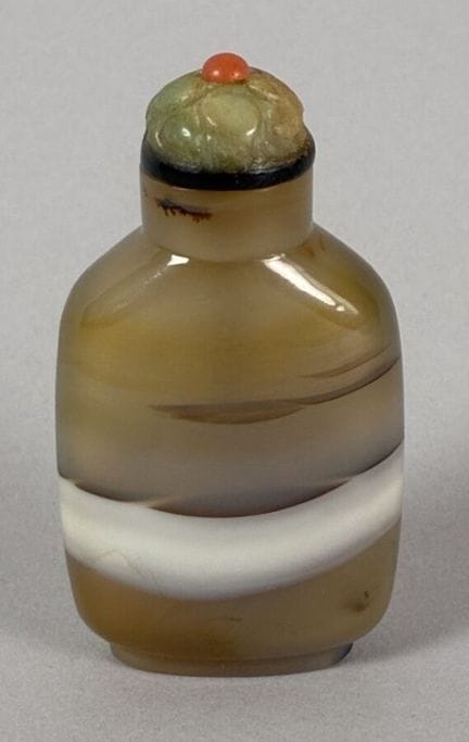 Agate snuff bottle with a ribbon. China, 20th cent