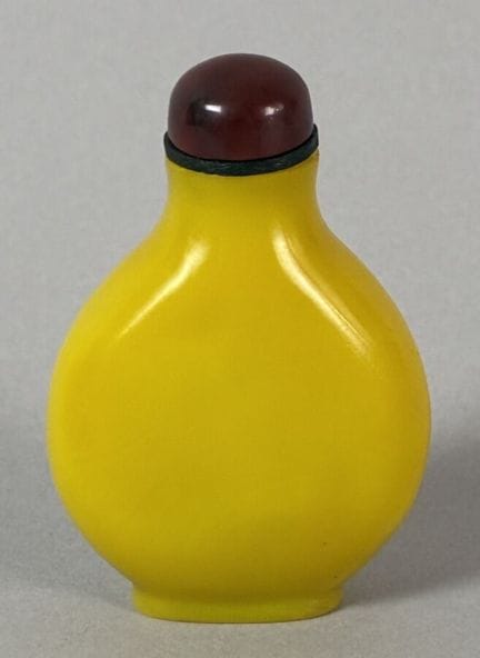 Glass paste snuff bottle. China, 20th century. H: 