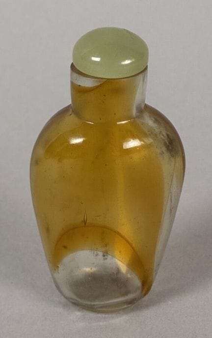 Honey-colored agate snuff bottle. China, 20th cent