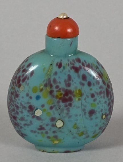 Snuff bottle made of glass paste. China, 20th cent
