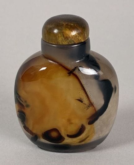 Chinese agate snuff bottle, 20th century: 5.5 cm h
