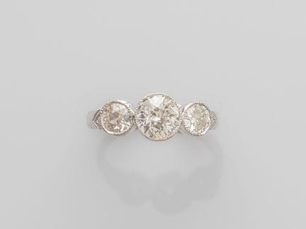 Ring aus 750°/°° (18 K) Weißgold, besetzt mit drei