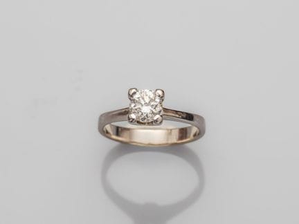 750°/°° (18K) white gold solitaire ring, set with 