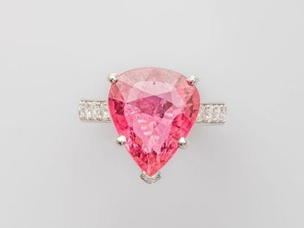 Ring aus 750°/°° (18 K) Weißgold, besetzt mit eine