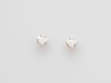 Paire de clous en or gris 750°/°°(18K), chacune es