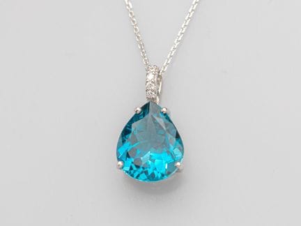750°/°° (18K) white gold pendant, set with a pear-