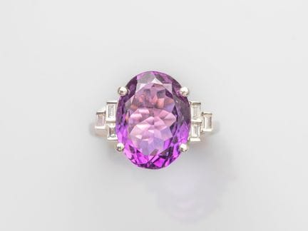Ring aus 750°/°° (18 K) Weißgold, besetzt mit eine