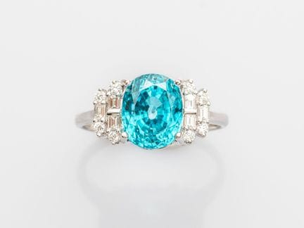 750°/°° (18K) white gold ring, set with an oval-cu