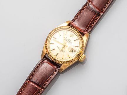 劳力士（ROLEX）女士腕表“Lady Date”，表壳采用750°/°°（18K）黄金材质，配金色