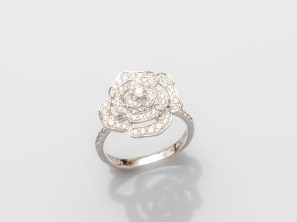 Rosa Ring aus 750°/°° (18 K) Weißgold mit Durchbru