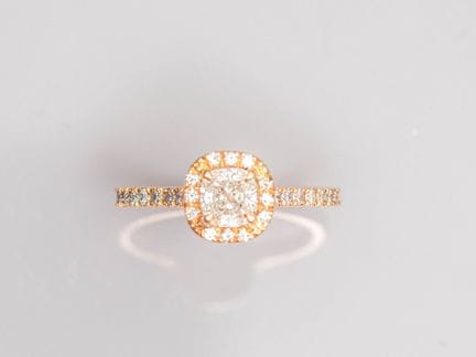 750°/°° (18K) rose gold ring, set with a beautiful
