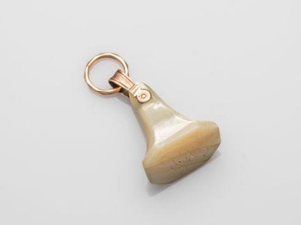 Cachet en nacre, gravé d'un monogramme. Monture en