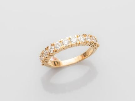 Diamant-Ehering aus 750°/°° (18 K) Gelbgold, auf d