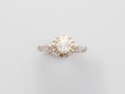 750°/°° (18K) white gold solitaire ring, set with 