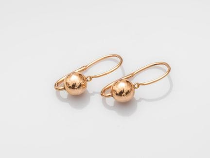 Pair of earrings known as “poissardes,” made of 75