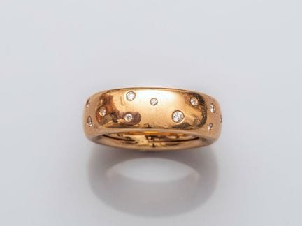 Breiter Ring aus 750°/°° (18 K) Roségold, besetzt 
