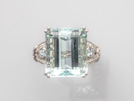 Markanter Ring aus 750°/°° (18 K) Weißgold, besetz