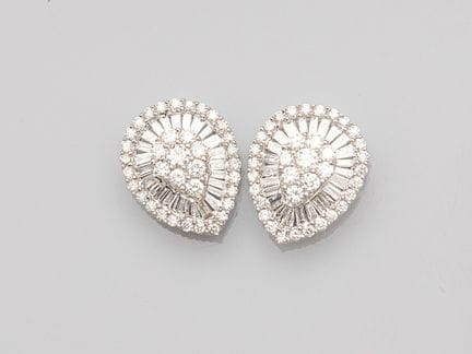 Pair of pear-shaped earrings in 750°/°° (18K) whit
