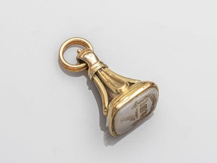 Cachet à monture en or 375°/°°, serti d'une intail