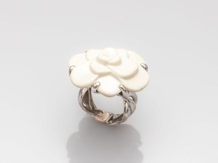 CHANEL Joaillerie, Ring „Camélia“ im großen Format