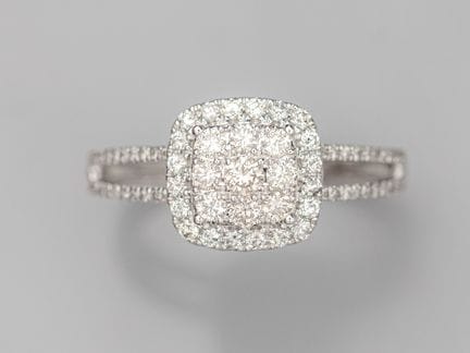 Bague coussin en or gris 750°/°°(18K) , sertie de 