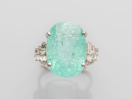 750°/°° (18K) white gold ring, set with a large 14