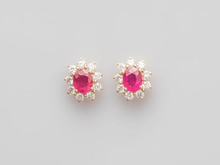 Ein Paar Ohrringe aus 750°/°° (18 K) Gelbgold, jew