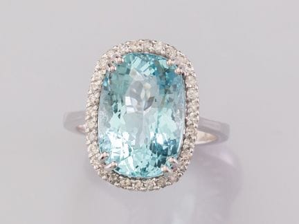Bague en or gris 750°/°°(18K), sertie d'une belle 