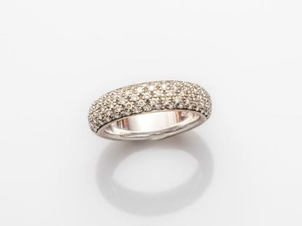 750°/°° (18K) white gold band, set with small bril